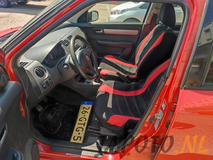 Suzuki Swift 1.3 VVT 16V Vehículo de desguace (2008, Rojo)