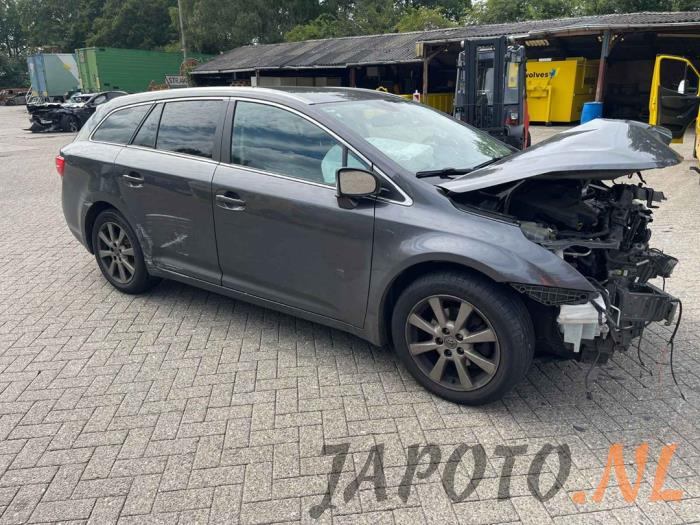 Toyota Avensis Wagon 2.0 16V D-4D-F Épave (2012, Gris)