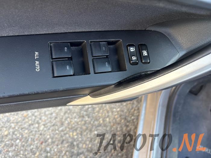 Toyota Auris Touring Sports 1.8 16V Hybrid Épave (2014, Brun)