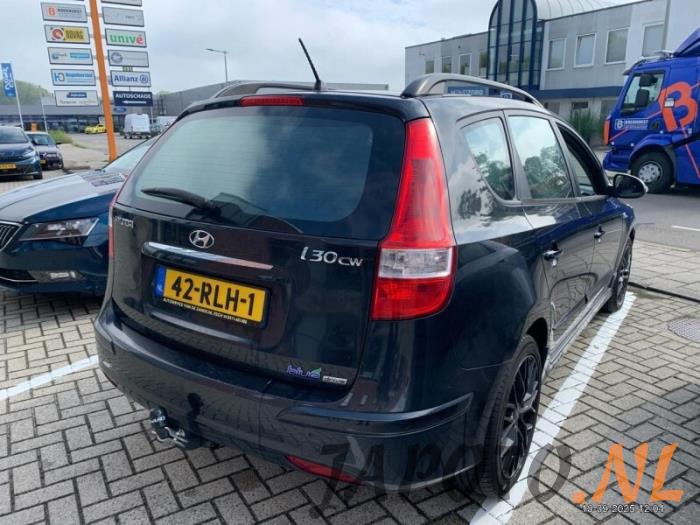 Hyundai i30 Crosswagon 1.6 CVVT 16V Schrottauto (2011, Schwarz)