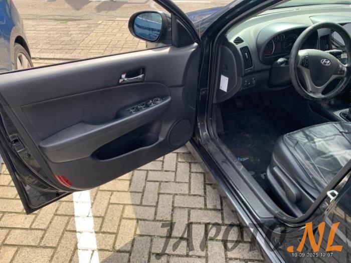 Hyundai i30 Crosswagon 1.6 CVVT 16V Schrottauto (2011, Schwarz)