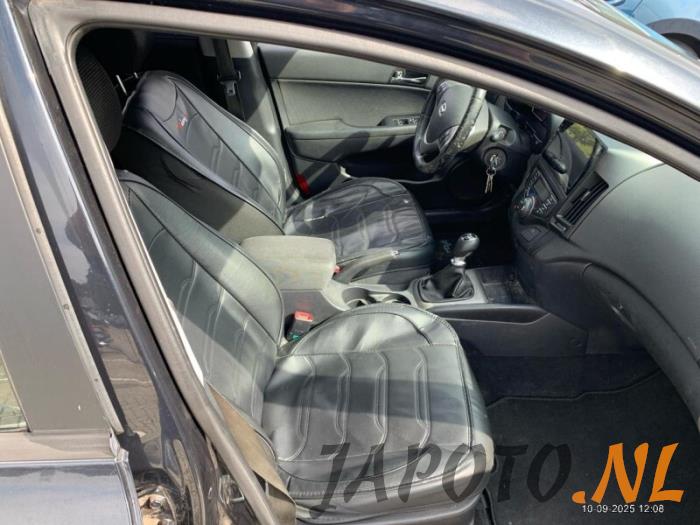 Hyundai i30 Crosswagon 1.6 CVVT 16V Schrottauto (2011, Schwarz)