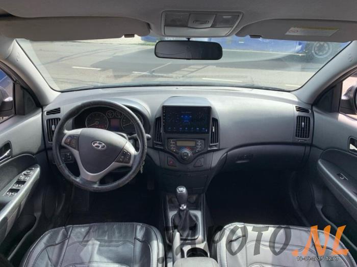 Hyundai i30 Crosswagon 1.6 CVVT 16V Schrottauto (2011, Schwarz)
