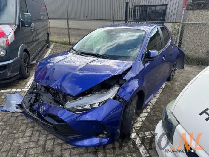 Toyota Yaris IV 1.5 12V Hybrid 115 Salvage vehicle (2024, Blue)