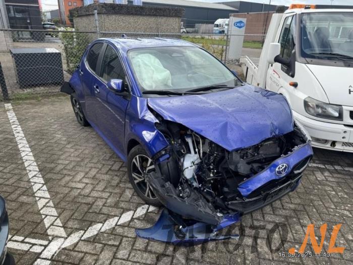 Toyota Yaris IV 1.5 12V Hybrid 115 Salvage vehicle (2024, Blue)