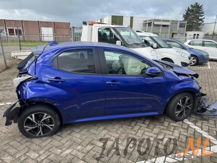 Toyota Yaris IV 1.5 12V Hybrid 115 Salvage vehicle (2024, Blue)