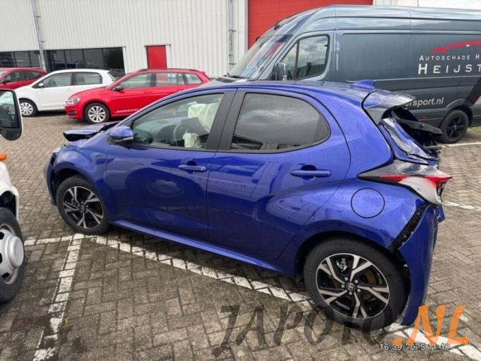 Toyota Yaris IV 1.5 12V Hybrid 115 Salvage vehicle (2024, Blue)