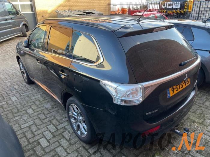 Mitsubishi Outlander 2.0 16V PHEV 4x4 Salvage vehicle (2013, Black)