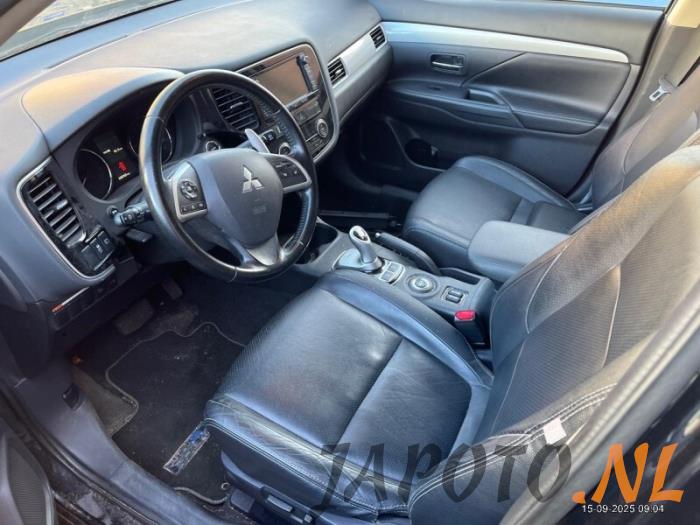 Mitsubishi Outlander 2.0 16V PHEV 4x4 Salvage vehicle (2013, Black)