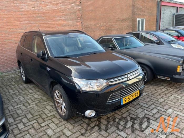 Mitsubishi Outlander 2.0 16V PHEV 4x4 Salvage vehicle (2013, Black)