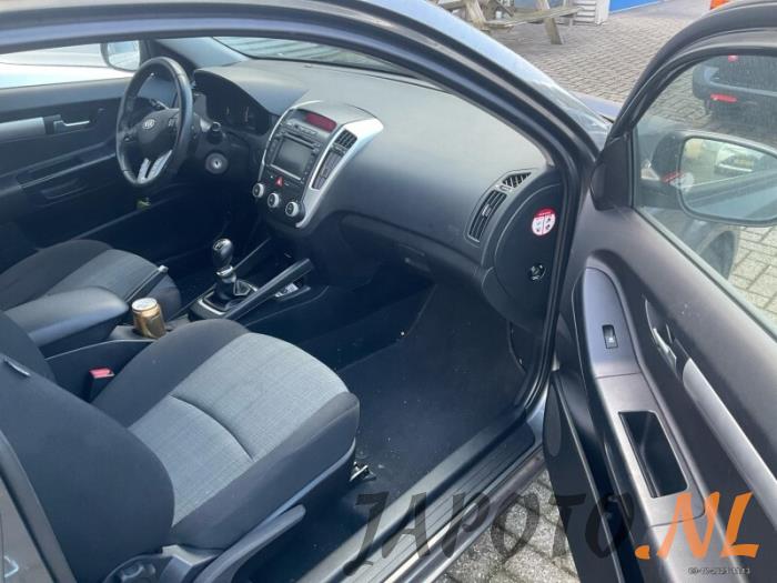 Kia Pro cee'd 1.4 CVVT 16V Skrotfordon (2010, GRIJS)