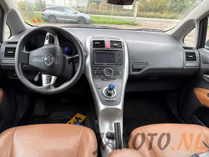 Toyota Auris 1.8 16V HSD Full Hybrid Skrotfordon (2011, ZWART)