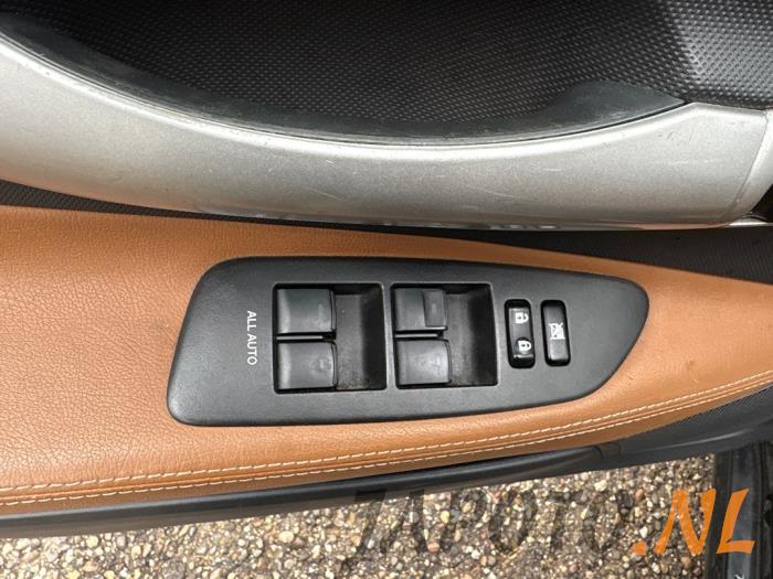 Toyota Auris 1.8 16V HSD Full Hybrid Skrotfordon (2011, ZWART)