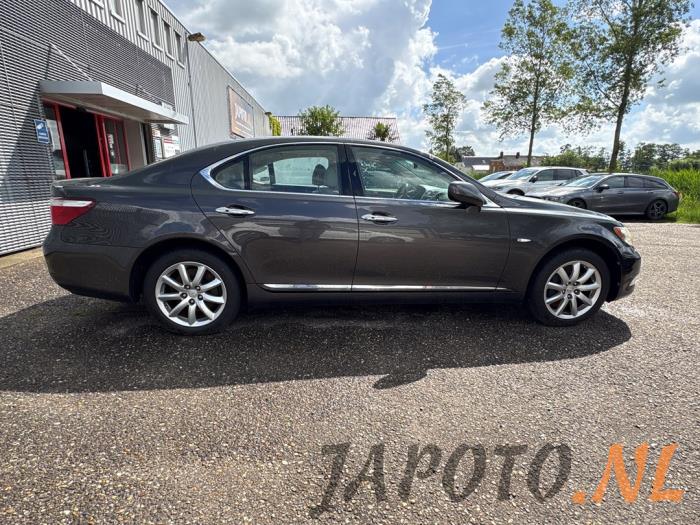Lexus LS 460 4.6 32V VVT-i Vehículo de desguace (2007, Marrón)