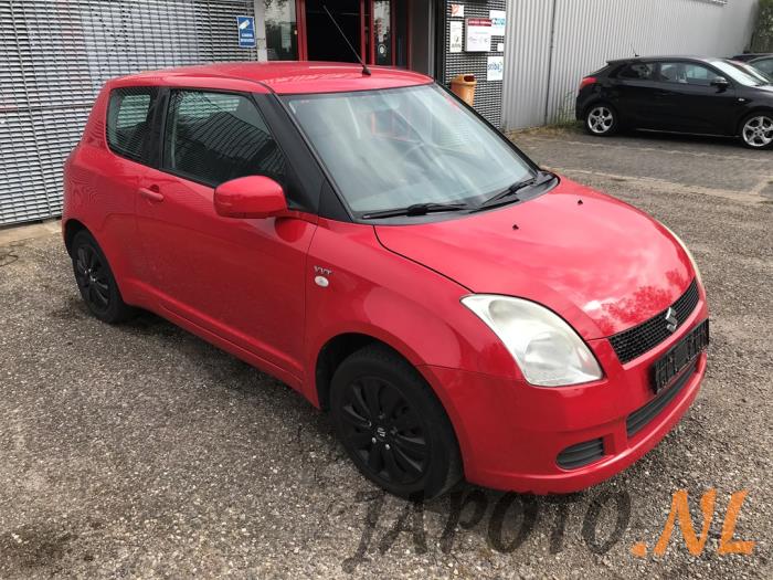 Suzuki Swift 1.5 VVT 16V Samochód złomowany (2005, Czerwony)