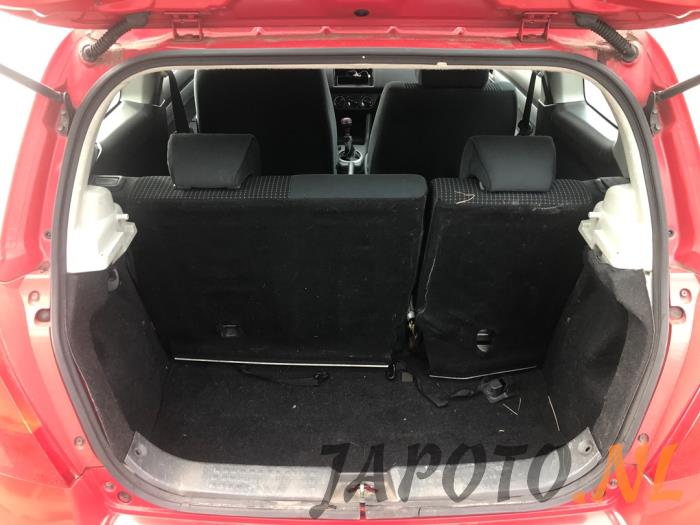 Suzuki Swift 1.5 VVT 16V Samochód złomowany (2005, Czerwony)