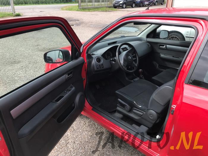 Suzuki Swift 1.5 VVT 16V Samochód złomowany (2005, Czerwony)