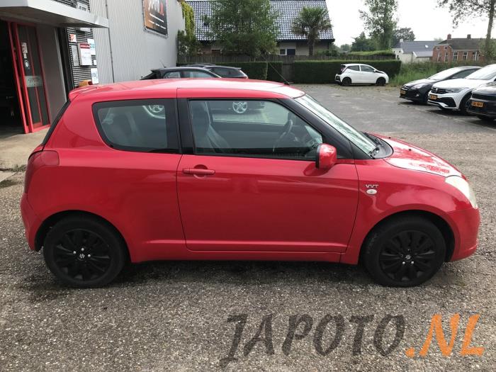 Suzuki Swift 1.5 VVT 16V Samochód złomowany (2005, Czerwony)