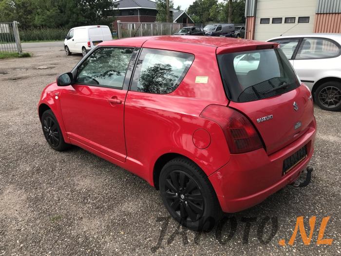 Suzuki Swift 1.5 VVT 16V Samochód złomowany (2005, Czerwony)