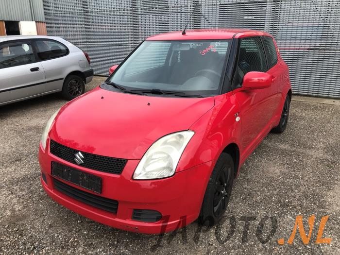 Suzuki Swift 1.5 VVT 16V Samochód złomowany (2005, Czerwony)