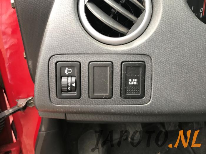 Suzuki Swift 1.5 VVT 16V Samochód złomowany (2005, Czerwony)