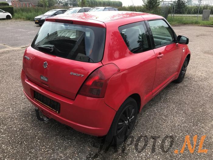 Suzuki Swift 1.5 VVT 16V Samochód złomowany (2005, Czerwony)