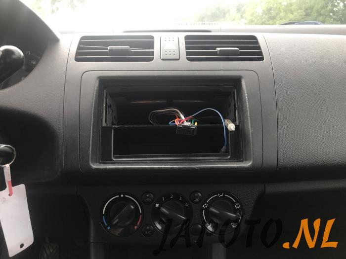 Suzuki Swift 1.5 VVT 16V Samochód złomowany (2005, Czerwony)