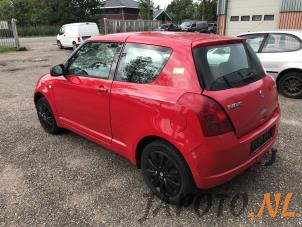 Suzuki Swift 1.5 VVT 16V Samochód złomowany (2005, Czerwony)