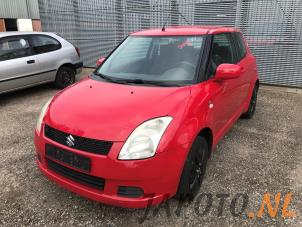 Suzuki Swift 1.5 VVT 16V Samochód złomowany (2005, Czerwony)