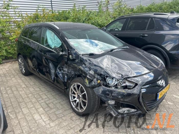 Hyundai i30 Wagon 1.6 GDI Blue 16V Vehículo de desguace (2012, Negro)