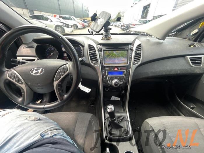 Hyundai i30 Wagon 1.6 GDI Blue 16V Vehículo de desguace (2012, Negro)