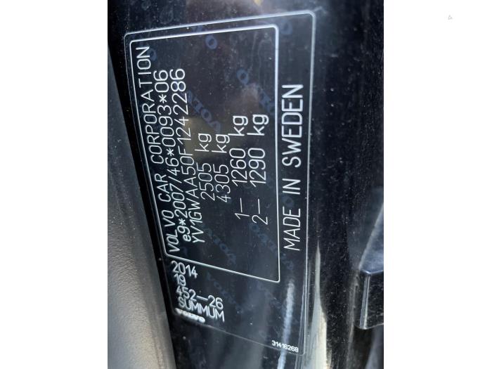 Volvo V60 I 2.4 D6 20V Plug-in Hybrid AWD Épave (2015, Noir)