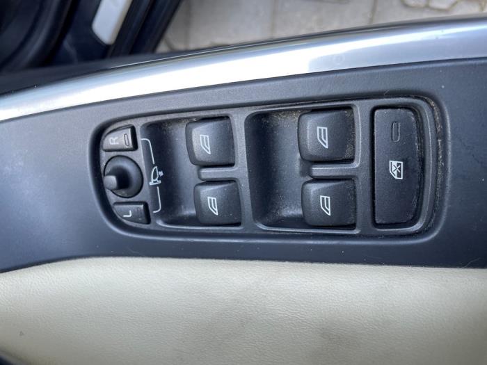 Volvo V60 I 2.4 D6 20V Plug-in Hybrid AWD Épave (2015, Noir)