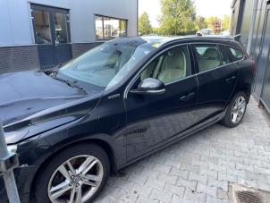 Volvo V60 I 2.4 D6 20V Plug-in Hybrid AWD Épave (2015, Noir)