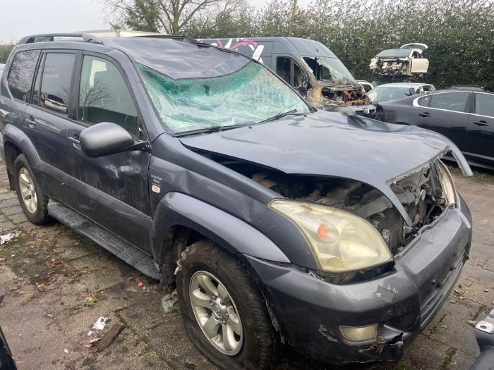 Toyota Land Cruiser 3.0 D-4D 16V Skrotfordon (2006, GRIJS)
