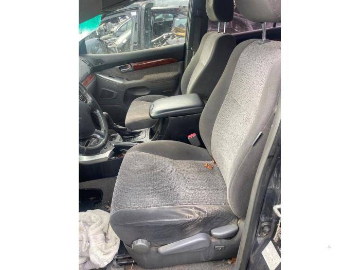 Toyota Land Cruiser 3.0 D-4D 16V Skrotfordon (2006, GRIJS)