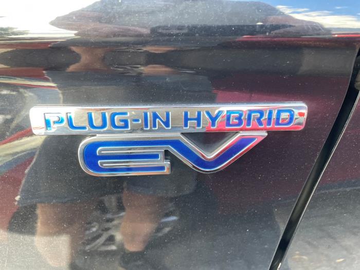 Mitsubishi Outlander 2.0 16V PHEV 4x4 Vehículo de desguace (2014, Negro)