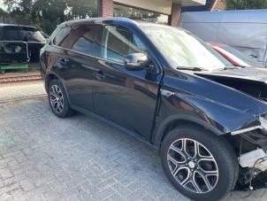 Mitsubishi Outlander 2.0 16V PHEV 4x4 Vehículo de desguace (2014, Negro)