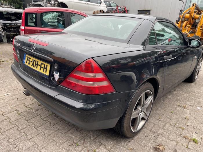 Mercedes SLK 2.0 200 K 16V Vehículo de desguace (2000, Negro)