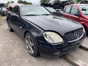 Mercedes SLK 2.0 200 K 16V Vehículo de desguace (2000, Negro)
