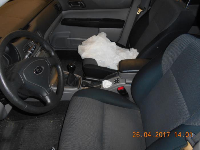 Subaru Forester 2.0 16V X Samochód złomowany (2006, Szary)