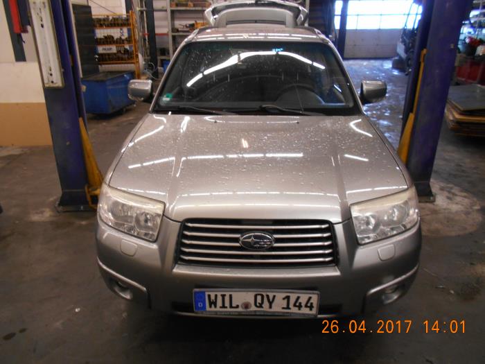 Subaru Forester 2.0 16V X Samochód złomowany (2006, Szary)