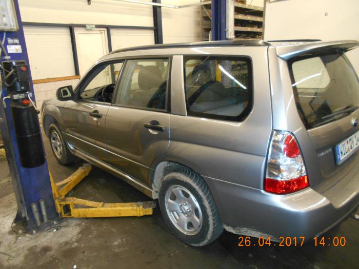 Subaru Forester 2.0 16V X Samochód złomowany (2006, Szary)