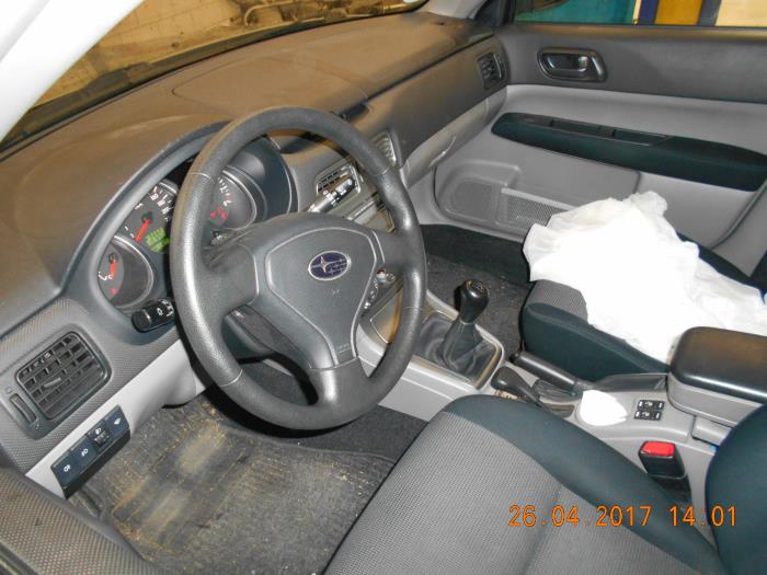 Subaru Forester 2.0 16V X Samochód złomowany (2006, Szary)