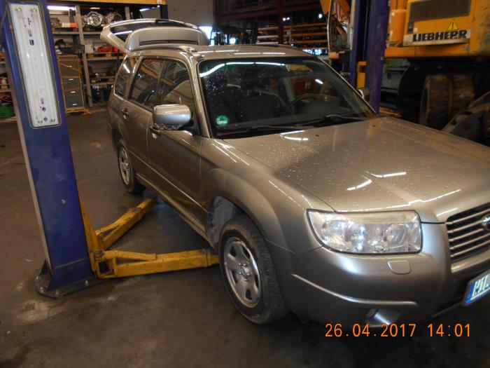 Subaru Forester 2.0 16V X Samochód złomowany (2006, Szary)