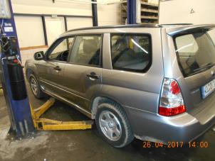 Subaru Forester 2.0 16V X Samochód złomowany (2006, Szary)
