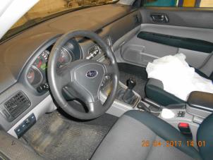 Subaru Forester 2.0 16V X Samochód złomowany (2006, Szary)