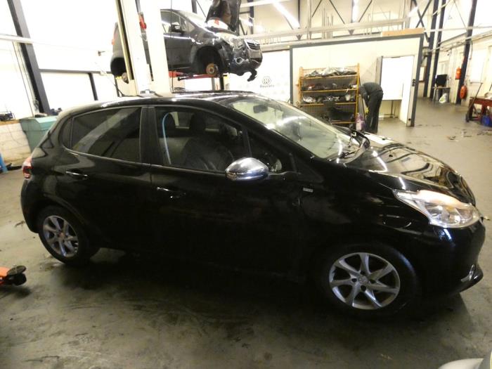 Peugeot 208 I 1.2 Vti 12V PureTech 82 Vehículo de desguace (2014, Negro)