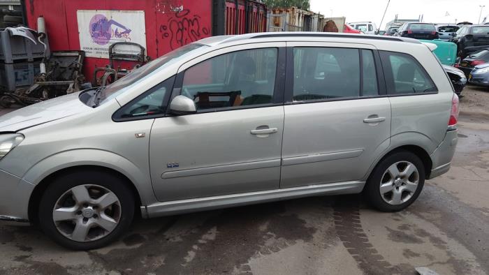 Opel Zafira 2.2 16V Direct Ecotec Samochód złomowany (2006, Szary)