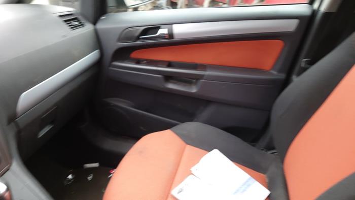 Opel Zafira 2.2 16V Direct Ecotec Samochód złomowany (2006, Szary)